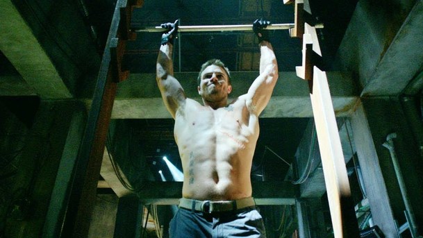 Hvězdu seriálu Arrow pronásledují zdravotní potíže | Fandíme serialům