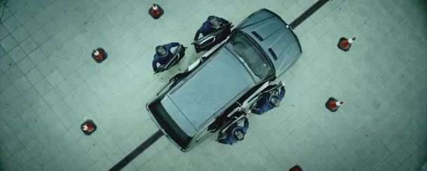 Retribution: Liama Neesona čekají perné chvíle v autě, ve kterém je bomba | Fandíme filmu