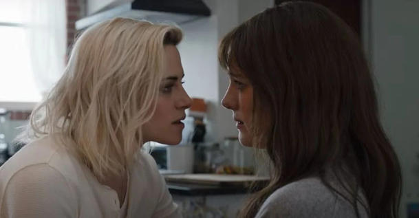 Happiest Season: Trailery naznačují, že romance s Kristen Stewart a Mackenzie Davis nezklame | Fandíme filmu