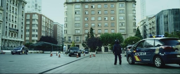 Retribution: Liama Neesona čekají perné chvíle v autě, ve kterém je bomba | Fandíme filmu
