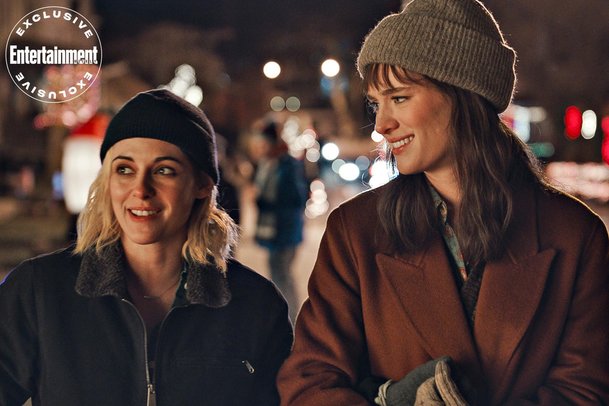 Happiest Season: Trailery naznačují, že romance s Kristen Stewart a Mackenzie Davis nezklame | Fandíme filmu