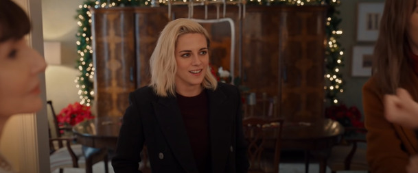 Happiest Season: Trailery naznačují, že romance s Kristen Stewart a Mackenzie Davis nezklame | Fandíme filmu