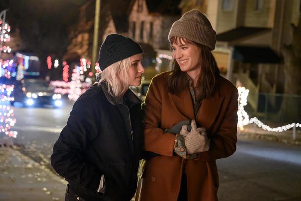 Happiest Season: Trailery naznačují, že romance s Kristen Stewart a Mackenzie Davis nezklame | Fandíme filmu