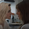 Happiest Season: Trailery naznačují, že romance s Kristen Stewart a Mackenzie Davis nezklame | Fandíme filmu