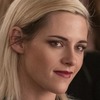 Happiest Season: Trailery naznačují, že romance s Kristen Stewart a Mackenzie Davis nezklame | Fandíme filmu