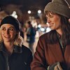 Happiest Season: Trailery naznačují, že romance s Kristen Stewart a Mackenzie Davis nezklame | Fandíme filmu