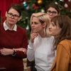 Happiest Season: Trailery naznačují, že romance s Kristen Stewart a Mackenzie Davis nezklame | Fandíme filmu