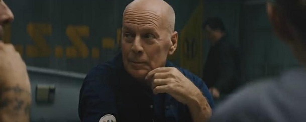 Bruce Willis ve svých dvou nových filmech kosí lidské i mimozemské nepřátele | Fandíme filmu