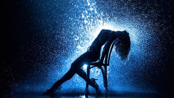 Flashdance: Sexy svářečka a nadaná tanečnice se vrátí na televizní obrazovky | Fandíme serialům