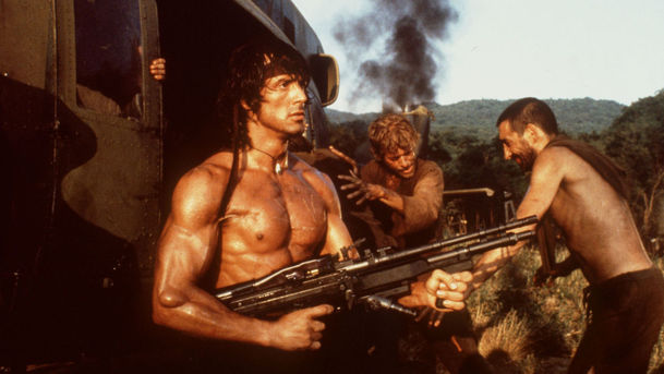 Rambo II: V akční řežbě se málem objevil coby Stalloneho parťák John Travolta | Fandíme filmu