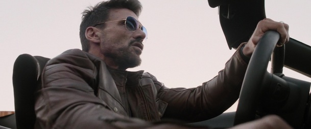 Boss Level: Frank Grillo pořád dokola umírá, Mel Gibson se ďábelsky baví | Fandíme filmu