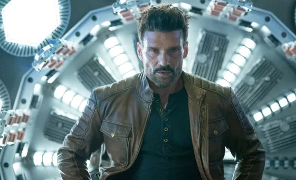 Boss Level: Frank Grillo pořád dokola umírá, Mel Gibson se ďábelsky baví | Fandíme filmu