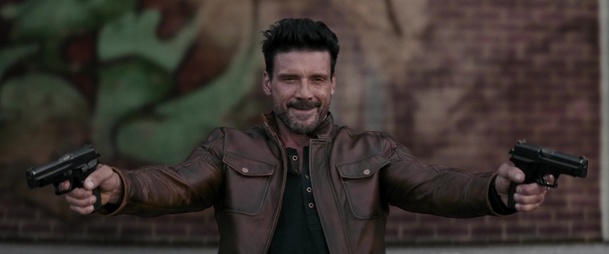 Boss Level: Frank Grillo pořád dokola umírá, Mel Gibson se ďábelsky baví | Fandíme filmu