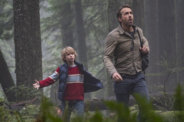 The Adam Project: Ryan Reynolds cestuje v čase, aby zachránil zesnulého otce | Fandíme filmu