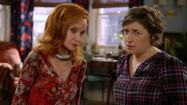Call Me Kat: Amy z Teorie velkého třesku v první ukázce na nový sitcom | Fandíme serialům