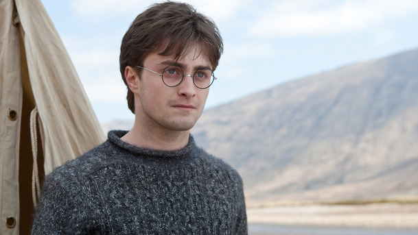 Harry Potter: Daniel Radcliffe vzpomíná na natáčení s náruživou opicí a zvýšenou spotřebou hůlek | Fandíme filmu