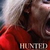Hunted: Pronásledovaná Červená karkulka terorizuje své únosce | Fandíme filmu