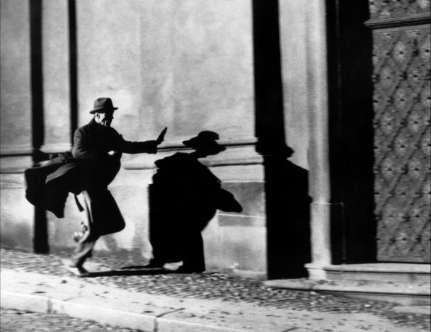 Kafka: Jeden z prvních zahraničních filmů natočených po revoluci v Československu se dočká nové verze | Fandíme filmu