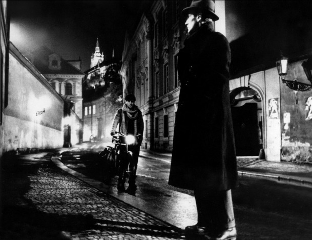 Kafka: Jeden z prvních zahraničních filmů natočených po revoluci v Československu se dočká nové verze | Fandíme filmu