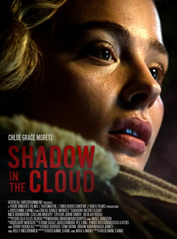 Shadow in the Cloud: Pilotka kosí nepřátelská letadla a bojuje se zákeřným skřetem | Fandíme filmu