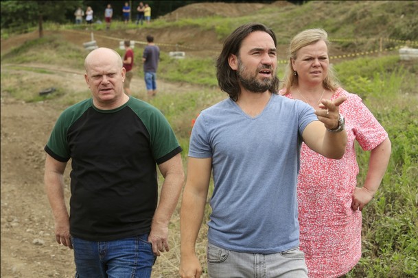 Kukačky: Režisér Vyprávěj představuje dramedy o výchově vyměněných dětí na sérii promo fotografií | Fandíme serialům