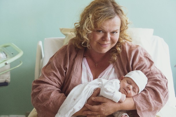 Kukačky: Režisér Vyprávěj představuje dramedy o výchově vyměněných dětí na sérii promo fotografií | Fandíme serialům