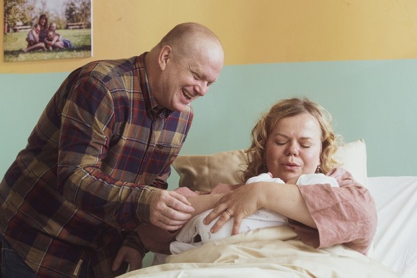 Kukačky: Režisér Vyprávěj představuje dramedy o výchově vyměněných dětí na sérii promo fotografií | Fandíme serialům