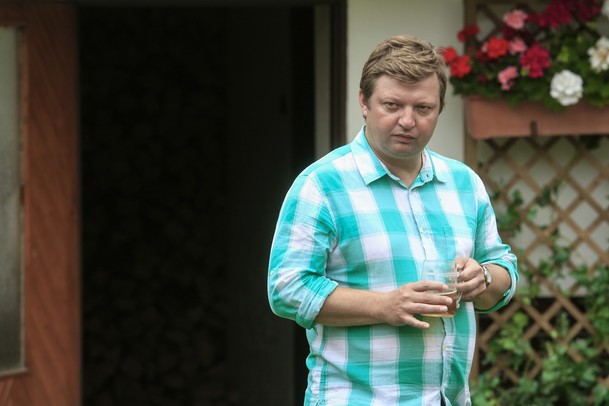 Kukačky: Režisér Vyprávěj představuje dramedy o výchově vyměněných dětí na sérii promo fotografií | Fandíme serialům