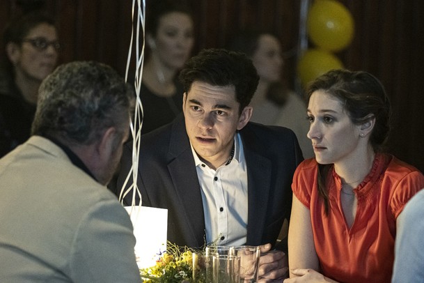 Kukačky: Režisér Vyprávěj představuje dramedy o výchově vyměněných dětí na sérii promo fotografií | Fandíme serialům