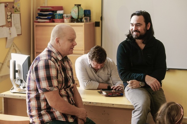 Kukačky: Režisér Vyprávěj představuje dramedy o výchově vyměněných dětí na sérii promo fotografií | Fandíme serialům
