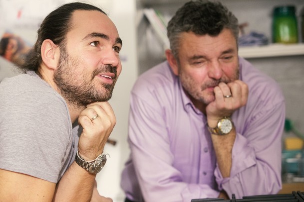 Kukačky: Režisér Vyprávěj představuje dramedy o výchově vyměněných dětí na sérii promo fotografií | Fandíme serialům