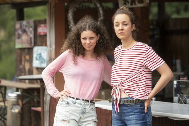 Kukačky: Režisér Vyprávěj představuje dramedy o výchově vyměněných dětí na sérii promo fotografií | Fandíme serialům