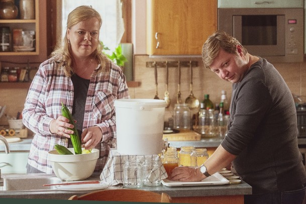 Kukačky: Režisér Vyprávěj představuje dramedy o výchově vyměněných dětí na sérii promo fotografií | Fandíme serialům