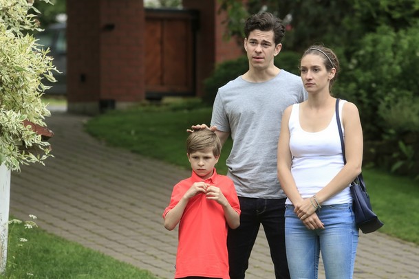 Kukačky: Režisér Vyprávěj představuje dramedy o výchově vyměněných dětí na sérii promo fotografií | Fandíme serialům