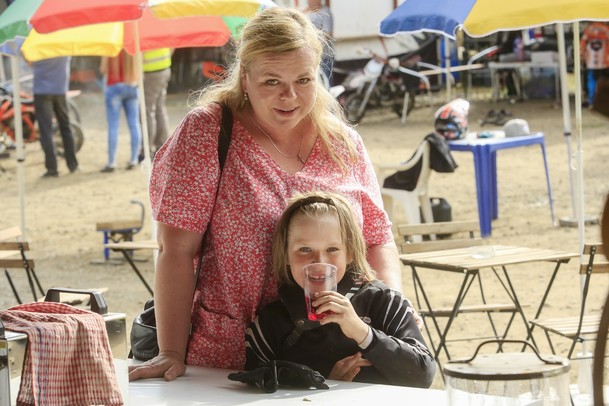 Kukačky: Režisér Vyprávěj představuje dramedy o výchově vyměněných dětí na sérii promo fotografií | Fandíme serialům