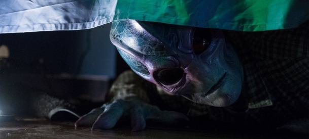 Resident Alien: Alan Tudyk je mimozemšťan v přestrojení, mrkněte na trailer | Fandíme serialům