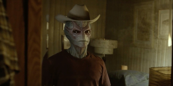 Resident Alien: Alan Tudyk je mimozemšťan v přestrojení, mrkněte na trailer | Fandíme serialům