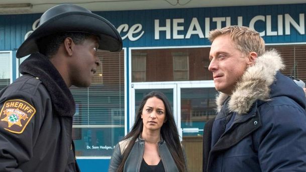 Resident Alien: Alan Tudyk je mimozemšťan v přestrojení, mrkněte na trailer | Fandíme serialům