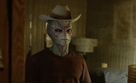 Resident Alien: Alan Tudyk je mimozemšťan v přestrojení, mrkněte na trailer | Fandíme filmu