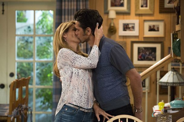 Seriálová herečka Lori Loughlin byla propuštěna z vězení | Fandíme serialům