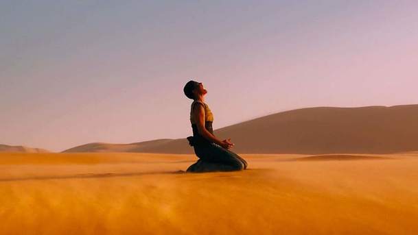 Furiosa: Mladá hvězda z Dámského gambitu se řítí do pustiny | Fandíme filmu