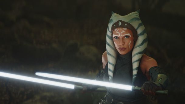 The Mandalorian: Video ukazuje transformaci Rosario Dawson do podoby Ahsoky Tano | Fandíme serialům