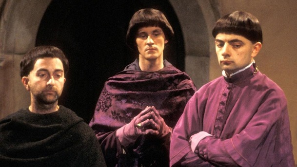 Rowan Atkinson dává naději na vzkříšení legendární Černé zmije | Fandíme serialům