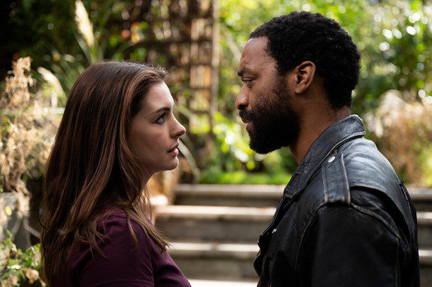 Locked Down: Anne Hathaway a Chiwetel Ejiofor loupí v době pandemie | Fandíme filmu