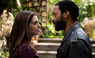 Locked Down: Anne Hathaway a Chiwetel Ejiofor loupí v době pandemie | Fandíme filmu