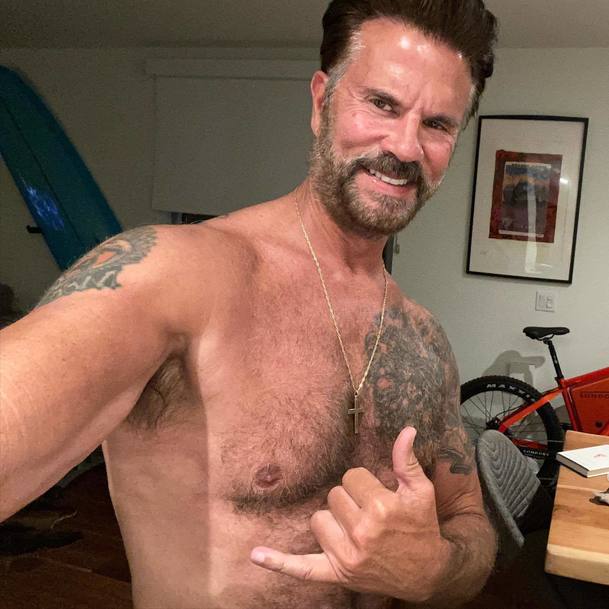 Pátrací eso a seriálový Odpadlík Lorenzo Lamas je pořád ve formě a vyměnil bouchačku a motorku za vrtulník | Fandíme serialům