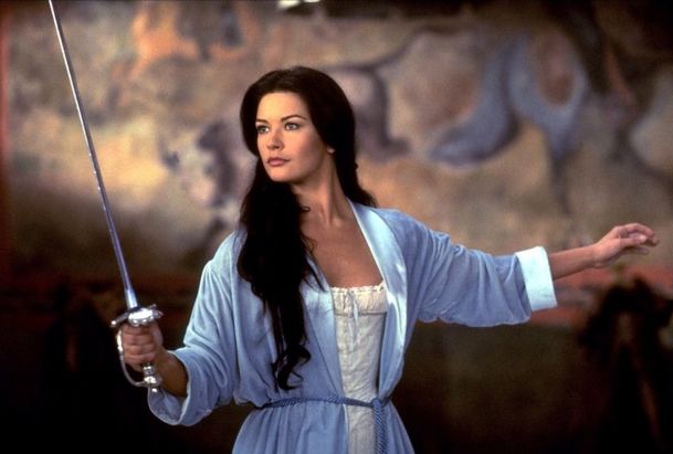 Hvězdná Catherine Zeta-Jones po době v ústraní pěstuje nenápadnou televizní kariéru | Fandíme serialům