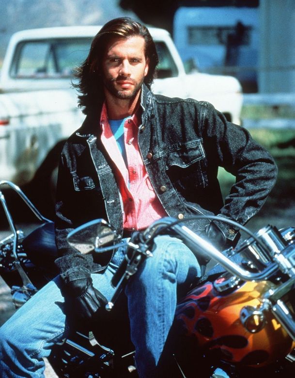 Pátrací eso a seriálový Odpadlík Lorenzo Lamas je pořád ve formě a vyměnil bouchačku a motorku za vrtulník | Fandíme serialům