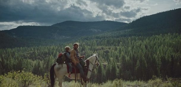 Cowboys: Chlapec v dívčím těle prchá s otcem do divočiny, aby prožili křehké dobrodružství | Fandíme filmu