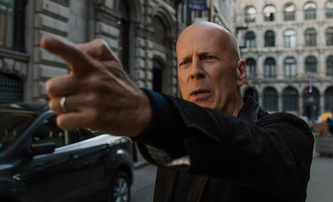 Smrtonosná rouška: Bruce Willis si v obchodě nenasadil roušku, odešel bez nákupu a internet z něj má legraci | Fandíme filmu